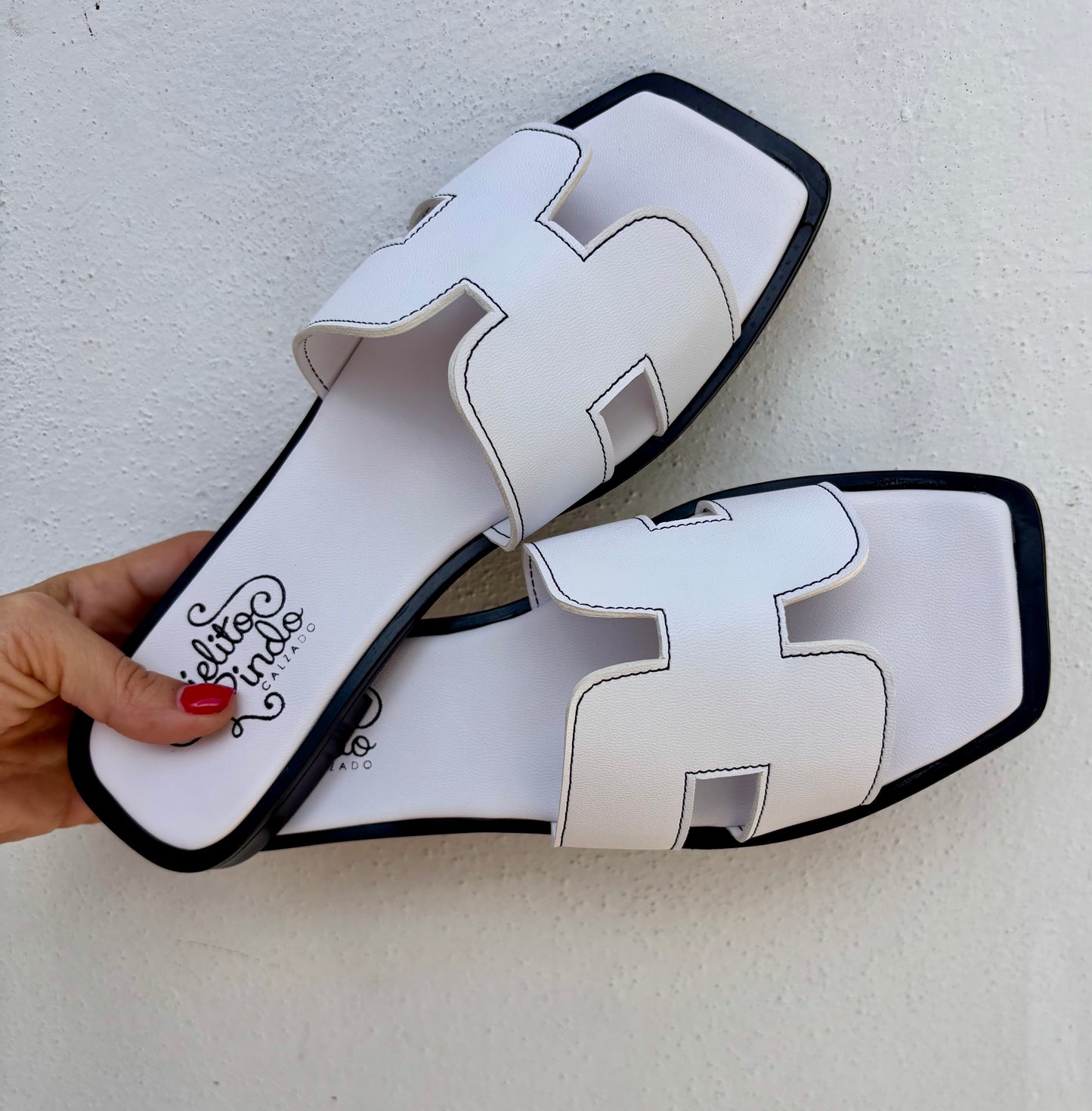 Sandalia H blanco costuras negras